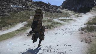 Sam est en train de courir sur une pente rocheuse sous un ciel bleu, avec le dos chargé à bloc de cargo. Deux colis sont éparpillés aux alentours, avec une légende qui indique leurs contenus.