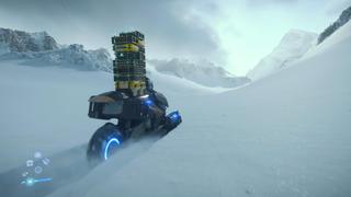 Sam est en moto et monte une pente montagneuse lourdement enneigée.