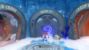Crash est dans une des salles pour choisir un niveau. Ici, dans un monde glacial. À côté, le petit ours polaire, Polar, est sagement assis à côté d'un des portails.
