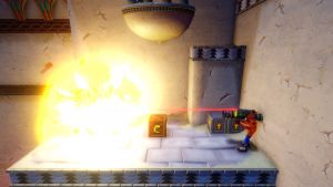 Crash tient un bazooka qui pointe un laser vers sa gauche, où une explosion surgit.