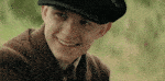 Tom Holland qui sourit et rigole.