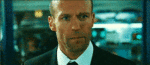 Jason Statham traversant 14 expressions faciales avant de sourire avec orgueil.