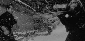 Deux samouraïs se battent avec leurs sabres dans la neige