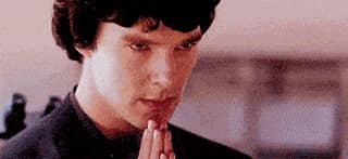 Benedict Cumberbatch dans le rôle de Sherlock regarde pensivement, puis hausse un sourcil.