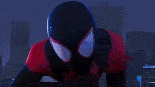 Miles Morales dans le film Into The Spider-Verse qui retire son masque et souffle avec angoisse.
