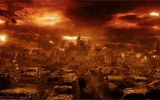 Plan large du film Constantine où l'on voit John Constantine de dos, marcher lentement sur une autoroute plein de voitures arrêtées en pleine voie, délabrées, dans un monde infernal aux tons oranges et où l'air semble plein de cendres.
