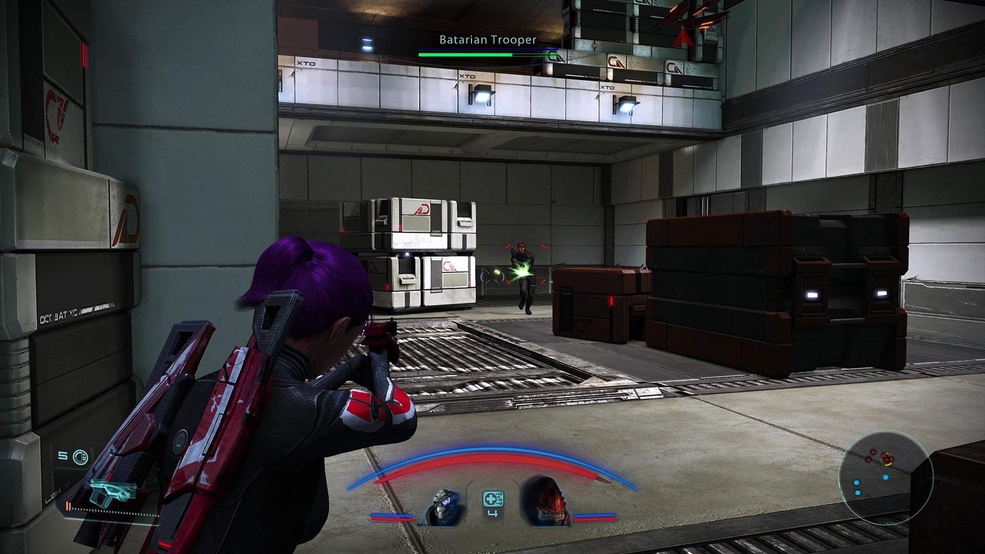 Shepard et ses alliés sont dans une base pleine de cargo. Un ennemi galarien est en train de courir vers les protagonistes mais se fait tirer dessus.