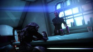Tali est assise, intoxiquée par une boisson alien, à un comptoir de bar, de l'autre côté se tient Shepard qui la regarde avec attention.