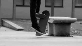 Courte vidéo d'un·e skater qui effectue un kickflip qui enchaine sur un nosegrind sur un banc en pierre, avec perfection.
