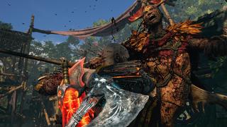 Kratos se bat contre un ennemi ressemblant à un centaure-élan avec des défenses sur la tête. L'ennemi est en plein cri et couvert de sang.