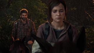 Dans une forêt, Ellie est au premier plan, floue, et semble triste. Derrière elle, Joel la regarde d'un air distant et pensif. Tous les deux sont à cheval.