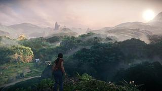 Chloe se tient sur le rebord d'une falaise qui donne sur une vallée verdoyante, avec une peu de brume matinale.