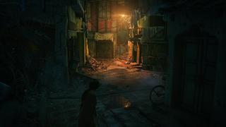 Chloe se déplace dans une ruelle sombre de nuit où une seule lampe éclaire le décor.