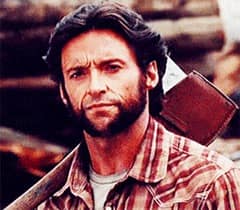 Hugh Jackman dans le rôle de Wolverine tient une hache sur son épaule et jette une regard curieux à la caméra.