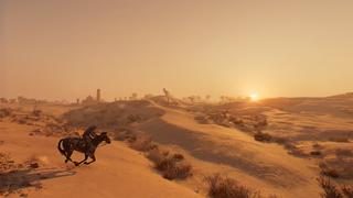 Plan éloigné de Basim qui est à cheval et qui traverse le désert. Au loin, on peut voir des palmiers ainsi que quelques bâtiments.