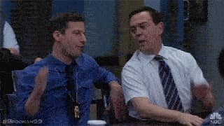 Jake et Charles de la série Brooklyn Nine-Nine se donnent un high-five et font une grimace moqueuse.