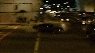 Dominic Torreto dans Fast And Furious qui dérape avec sa voiture.