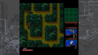 En 8-bit aussi, Snake rampe au sol alors qu'il suit un soldat dans une jungle. À droite, un radar est visible ainsi qu'un pistolet et son compte de munitions, et une carte d'accès.
