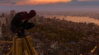 Spider-Man, perchu en haut d'une grue, surveille le quartier de Central Park.
