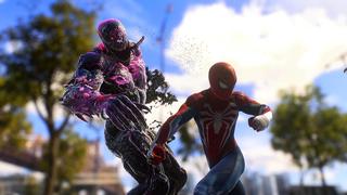 Spider-Man en plein coup de poing contre un ennemi créé par Venom.