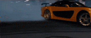Un plan de Fast And Furious Tokyio Drift où une voiture de course effecture un dérapage en cercle